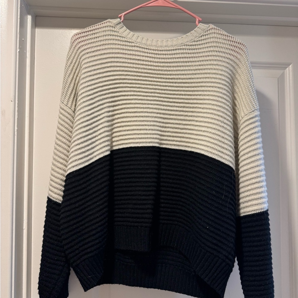 Elegant Two-Tone Women's Sweater - Black and Cream